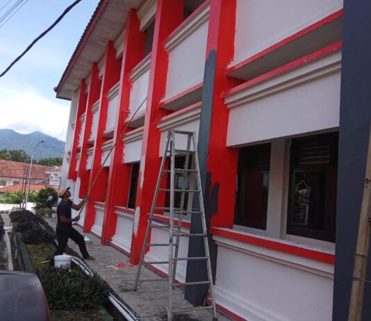 Kantor BKD Masih Berjibaku Ganti Cat Kantor Dari Merah ke Putih, Keinginan LO Egi-Syaiful Hanya Terjadi di Bagian Dalam Kantor Sekretariatan Pemkab Lamsel