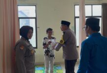 Kapolres Bersama Mahasiswa Bagikan Takjil untuk Pasien di RS Bob Bazar