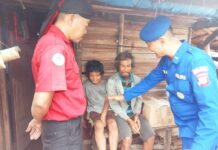 Aipda Agung Gede Anggota Satpol Air Polres Lampung Selatan Berikan Bantuan Sembako Untuk Warga Muara Piluk
