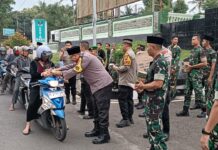 TNI Polri Bagikan Takjil di depan Makodim 0421/LS.