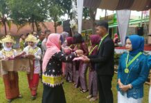 Perpisahan Siswa-siswa SMA N 1 Bandar Sribhawono dilaksanakan secara sederhana.