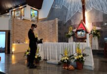 *Brimob Polda Lampung Sterilisasi Gereja di Bandar Lampung, Pastikan Ibadah Umat Katolik Aman*