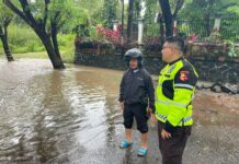 Kapolres Lampung Selatan Tinjau Luapan Air di Kalianda, Himbau Warga Waspada
