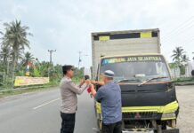 Polsek Katibung Bagikan Bendera Merah Putih kepada Pengguna Jalan, Wujudkan Semangat Nasionalisme Menjelang HUT RI ke-80