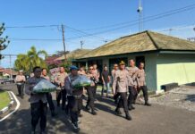 *Polres Lampung Selatan Geruduk Kodim 0421, Kapolres AKBP Toni Kasmiri Serahkan Tumpeng di HUT TNI ke-80*