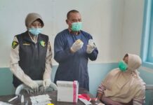 “Tes TBC Negatif: Polisi dan Tim Kesehatan Pastikan Penjamah Pangan di Rawa Selapan Bebas Tuberkulosis”