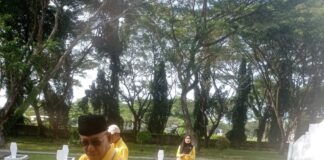 HUT Golkar Lamsel ke 61 Meriah, Diawali Pasar Murah. Puncaknya: Upacara Bendera, Tabur Bunga Makam Pahlawan, Berbagi Sembako Hingga Menyantuni Anak Yatim Piatu