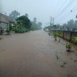 Hujan lebat mangkibatkan banjir di jalan Sripendowo menuju Sadar Sriwijaya