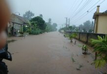 Hujan lebat mangkibatkan banjir di jalan Sripendowo menuju Sadar Sriwijaya
