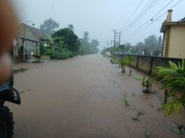 Hujan lebat mangkibatkan banjir di jalan Sripendowo menuju Sadar Sriwijaya