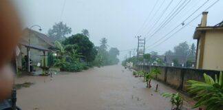 Hujan lebat mangkibatkan banjir di jalan Sripendowo menuju Sadar Sriwijaya