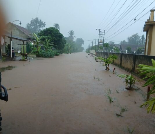Hujan lebat mangkibatkan banjir di jalan Sripendowo menuju Sadar Sriwijaya