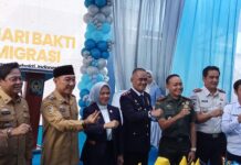 Peringatan HUT ke 76 Kantor Imigrasi Kelas II Non TPI Kalianda Ditandai Pemotongan Tumpeng Ketua DPRD Lamsel Diserahkan ke Kepala Kantor Pak Dedi, SH