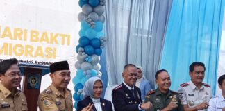 Peringatan HUT ke 76 Kantor Imigrasi Kelas II Non TPI Kalianda Ditandai Pemotongan Tumpeng Ketua DPRD Lamsel Diserahkan ke Kepala Kantor Pak Dedi, SH