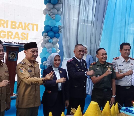 Peringatan HUT ke 76 Kantor Imigrasi Kelas II Non TPI Kalianda Ditandai Pemotongan Tumpeng Ketua DPRD Lamsel Diserahkan ke Kepala Kantor Pak Dedi, SH